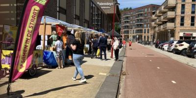 Mensen struinen langs de openlucht markt in Palenstein