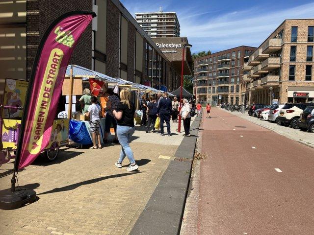 Mensen struinen langs de openlucht markt in Palenstein